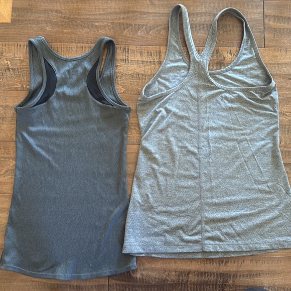 Under Armour Tank Tops, size XS - Picture 4 of 4